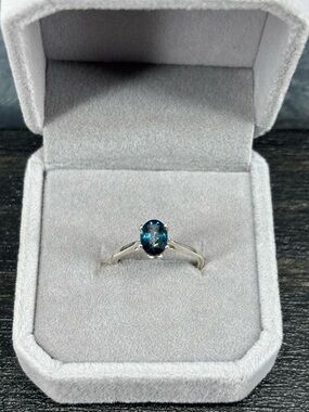 Stunning .95CT Genuine London Blue Topaz in 925 Sterling Silver Ring size 5